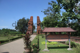 Gapura Wringin Lawang Di Trowulan Datatempo